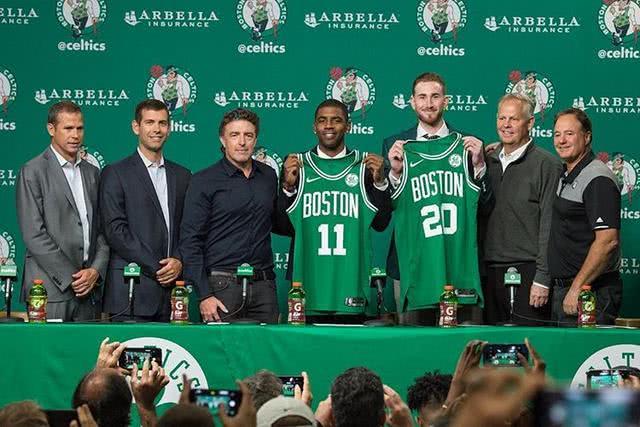 攻击方式似曾相识，皇社球迷骂屡次出格的苏契奇有唐氏综合征（攻击方式再现，皇社球迷以唐氏综合征侮辱屡次出格的苏契奇）