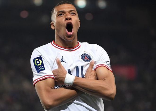 欧文快攻压哨上篮，全场沸腾（欧文压哨快攻上篮，引爆全场）