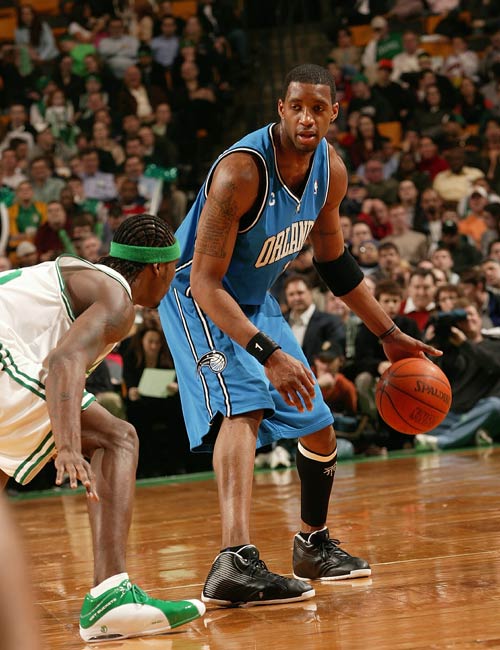 何宇鹏纪念捧杯： 一整季的重量都化为光芒，只为这一次触碰（何宇鹏捧杯时刻：漫长赛季的沉淀化作耀眼一瞬，只为这一刻的触及）