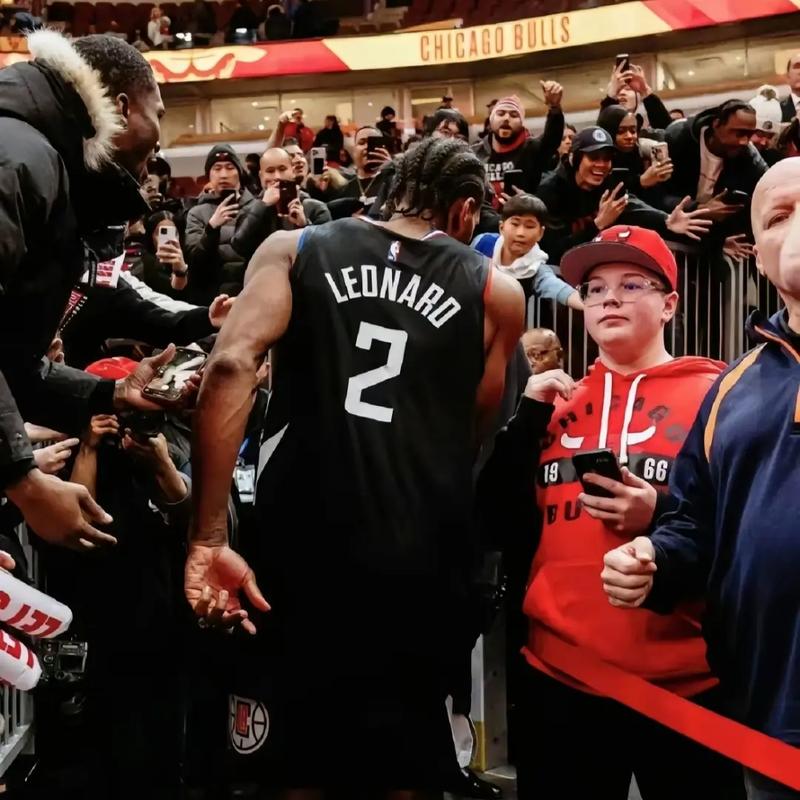 雷迪克谈社媒时代执教：球员活在评论里，保持稳定颇具挑战（雷迪克：社媒时代执教不易，球员沉浸评论致稳定更难）