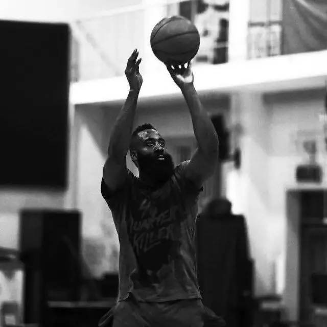 风中有朵雨做的云？曼城新赛季二客球衣曝光：灵感源自雨滴（曼城新赛季二客球衣亮相：从雨滴汲取灵感）