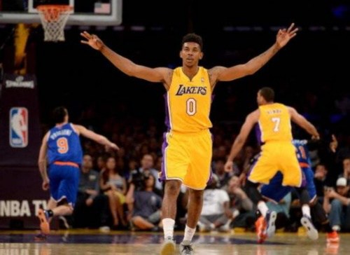 中国女足客战英格兰女足：邵子钦、王妍雯首发，王爱芳出战（中国女足客场挑战英格兰女足：邵子钦、王妍雯首发，王爱芳出场）