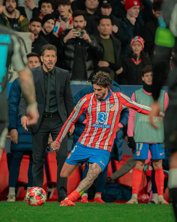 NBA新景象！杨瀚森与扎克·埃迪两位黄皮肤中锋跳球开场